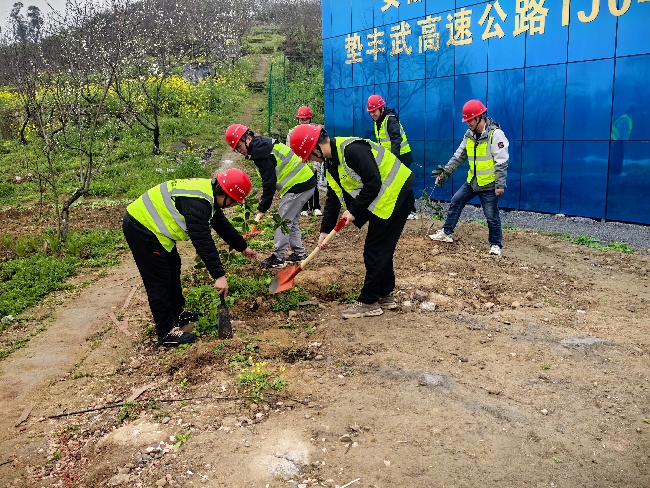 3重慶墊豐武高速04標開展志愿植樹活動.jpg